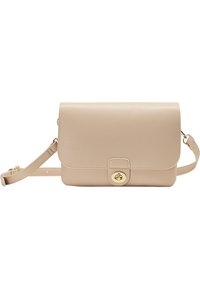 Beige læder crossbody taske med magnetisk flaplukning, guldkapper, justerbar rem og en glat overflade. Kompakt rektangulær form.