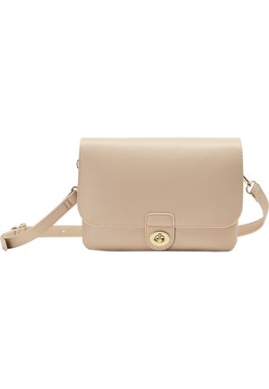 Beige læder crossbody taske med magnetisk flaplukning, guldkapper, justerbar rem og en glat overflade. Kompakt rektangulær form.
