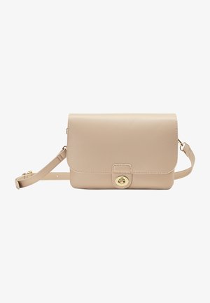 Sac bandoulière en cuir beige avec fermeture à rabat magnétique, accessoires dorés, bandoulière ajustable et une texture lisse. Forme rectangulaire compacte.