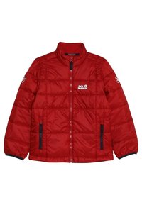 Doudoune rouge avec un col montant, fermeture éclair et poches avant. Présente des sections horizontales cousues et un logo sur la poitrine gauche.