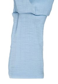 Helleblaue Strickware mit gerippter Struktur, die ein gefaltetes Design zeigt. Das Stück ist glatt und leicht, ideal zum Schichten.
