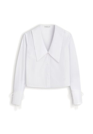 Biała bluzka z guzikami, z dużym, spiczastym kołnierzem, długimi rękawami i detalami w postaci związania na mankietach, wyeksponowana na jednolitym tle.