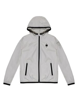 Giacca bianca con cappuccio realizzata in tessuto lucido, con zipper frontale, dettagli neri e due tasche laterali. Il design è semplice e funzionale.