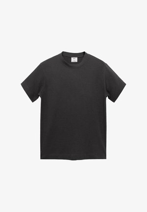 Crna pamučna majica s kratkim rukavima, okruglim izrezom i ravnim rubom, te mekom i glatkom teksturom. Nema vidljivih uzoraka ili akcenta.