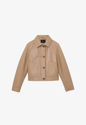 Chaqueta corta de cuero sintético beige con mangas largas, cierre frontal de botones, cuello y dos grandes bolsillos delanteros de parche.