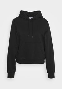 Sudadera con capucha negra hecha de un tejido suave. Presenta un bolsillo canguro en la parte frontal, capucha con cordón y puños y dobladillo acanalados. Diseño simple.