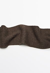 Brunt ribbet strikket stof ligger fladt og viser et struktureret mønster samt et blødt, let strækbart materiale, der er velegnet til forskellige beklædningsgenstande.