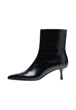 Bottine noire à bout pointu avec un petit talon stilettos et un motif crocodile texturé et brillant.