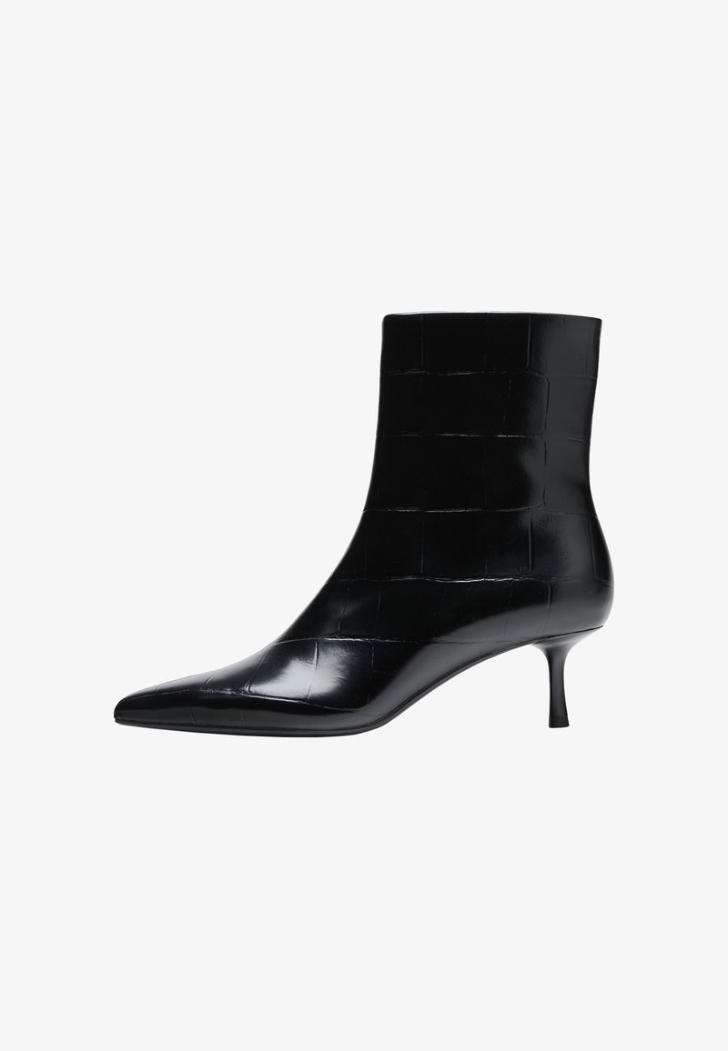 Bottine noire à bout pointu avec un petit talon stilettos et un motif crocodile texturé et brillant.