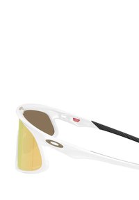 Occhiali da sole bianchi con design avvolgente, lenti brunite e dettagli in gomma nera sulle aste. Logo ben visibile sulla montatura.