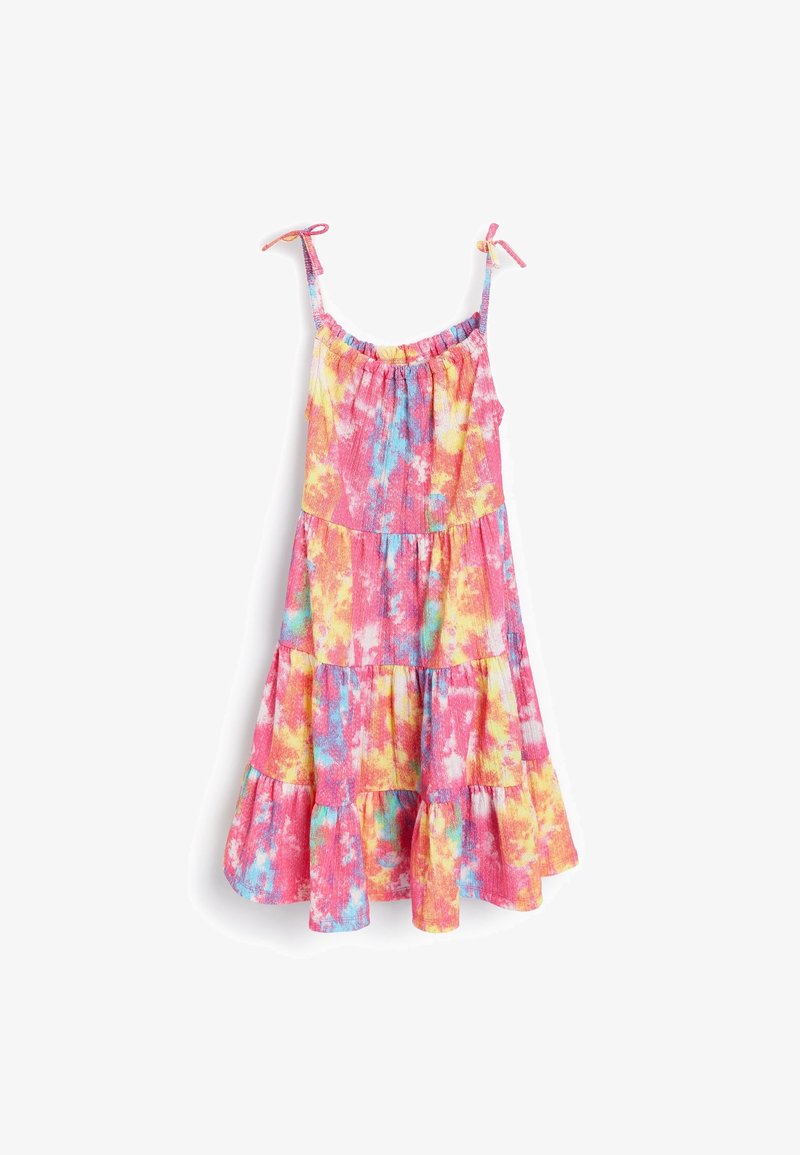 Robe sans manches avec un motif tie-dye rose, jaune et bleu, dotée d'un corsage froncé, de volants à niveaux et de bretelles ajustables.