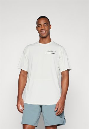 T-shirt de sport à manches courtes gris clair avec un col rond et un logo sur la poitrine, associé à un short bleu clair présentant un petit détail design.