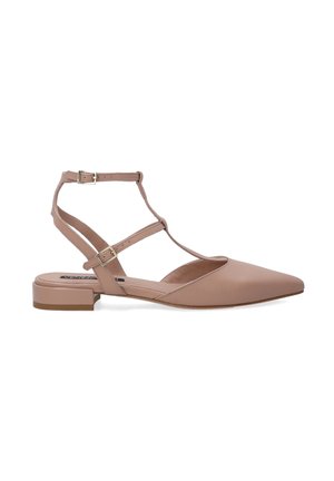 Puntige sandaal in lichtbeige leer met enkelbandjes en een kleine blokhak. Bevat een verstelbare gesp en een smooth afwerking.