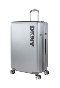 Maleta plateada DKNY con superficie texturizada, que presenta un gran logo, cierre de cremallera y cuatro ruedas para facilitar la movilidad.