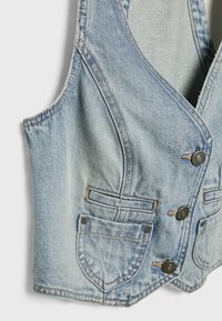 Jasnoniebieska kamizelka dżinsowa o dopasowanym kroju, z czterema funkcjonalnymi kieszeniami i czarnymi guzikami zdobiącymi przód. Gładka faktura.