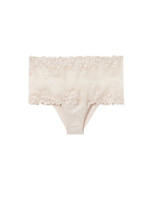 Beige Spitzen-Damenunterwäsche mit hohem Bund, floralem Muster und glattem Stoff im unteren Bereich, freigestellt vor weißem Hintergrund.