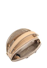 Petit sac à main en cuir beige avec deux compartiments zippés, une poignée supérieure et une doublure intérieure en tissu beige marquée.