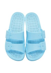 Chanclas de plástico azul claro con dos correas ajustables con hebillas, plantilla texturizada y perforaciones para ventilación.