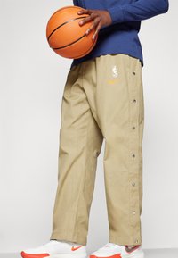 Nike Performance NBA PANT - Friluftsbukser - neutral olive/hyper crimson
