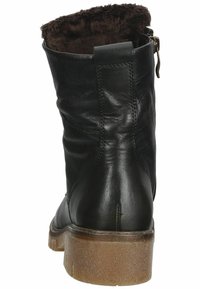 Bota de cuero negra con un suave forro de pelaje sintético marrón, suela de goma resistente y detalles de costura decorativa. Cierre de cremallera en el lateral.