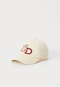 Beige bomullcaps med buet skygge, prydet med en rød brodert "LD"-logo. Designet inkluderer ventilasjonsåpninger og en knapp på toppen.