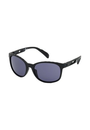 Occhiali da sole sportivi neri con lenti scure e aste curve dotate di piccoli fori di ventilazione e logo Adidas sulla stanghetta.