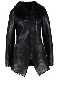 Schwarze Lederjacke mit einem flauschigen schwarzen Kragen, asymmetrischem Saum und Reißverschluss vorne. Verfügt über eine glatte Textur und Seitentaschen.