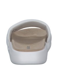 Sandale blanche avec une tige synthétique lisse et une semelle intérieure beige rembourrée. Conception à dos ouvert pour un enfilage facile, avec des bords arrondis.