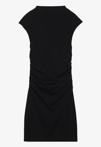 Černé šaty s kulatým výstřihem, krátkými rukávy a bočními záhyby pro texturu. Vyrobeno z měkké, elastické tkaniny.