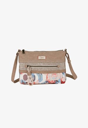Bolso bandolera sintético beige con panel texturizado tejido, estampado abstracto colorido en la parte inferior y compartimentos con cremallera; incluye una etiqueta decorativa.