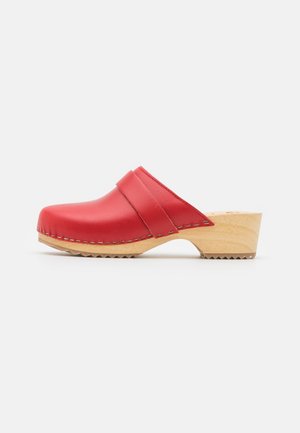 Chaussure sabot en cuir rouge à enfiler avec semelle en bois et talon bas, vue de côté sur fond blanc.