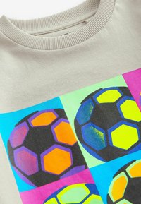 Next SHORT SLEEVE GRAPHIC  REGULAR FIT - Triko s potiskem - stone neon football