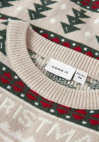 Maglione in maglia crema con motivi di alberi verdi, cuori rossi e puntini bianchi. Collo a costine, dotato di etichetta del marchio e della taglia.