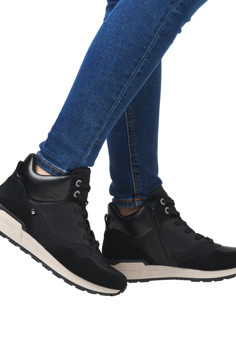 Baskets montantes noires en cuir et daim, avec une finition texturée, bout rond et semelle en caoutchouc beige. Elles présentent une fermeture éclair sur le côté et un laçage.
