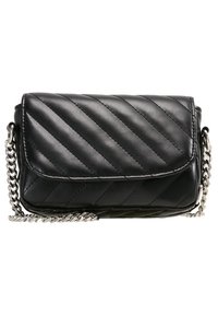 Borsa a tracolla in pelle nera trapuntata con cuciture diagonali e tracolla in metallo argentato su sfondo bianco.