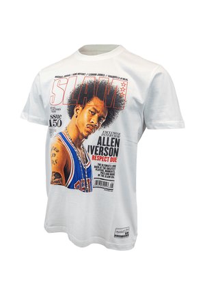 Biele tričko s obalom časopisu Slam, na ktorom je Allen Iverson v modrom basketbalovom drese, výrazný text a detail tetovania na jeho ruke.