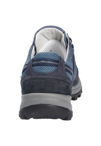 Chaussure de sport bleue avec un mélange de textile et de daim, un talon rembourré et une semelle en caoutchouc texturé pour une meilleure adhérence.