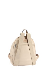 Beige ryggsäck gjord av slätt syntetmaterial, med en ficka framtill som stängs med dragkedja och breda justerbara remmar med logotypdetalj.