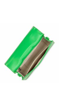 Groene gepatineerde leren clutch met een ritssluiting. De binnenkant is beige en heeft meerdere compartimenten voor organisatie.