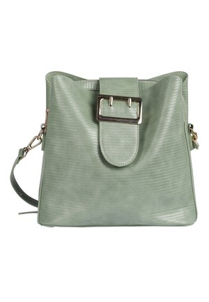 Bolso de mano de cuero texturizado verde claro con correa ancha y gran hebilla rectangular de metal en la solapa frontal, correa de hombro desmontable sujeta con cierres de metal.