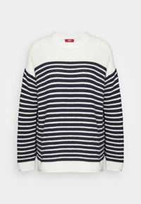 Maglione a righe bianco e blu navy, con texture lavorata a maglia, collo rotondo e vestibilità ampia. Le righe alternano larghezza su corpo e maniche.