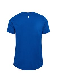 Blå bomullströja med korta ärmar, rund halsringning och rundad nederkant, med tre små vita chevrons nära bakhalsen.