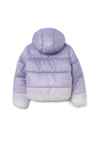 Chaqueta acolchada morada con capucha, que presenta un diseño degradado de morado claro a blanco, textura acolchada y puños elásticos.