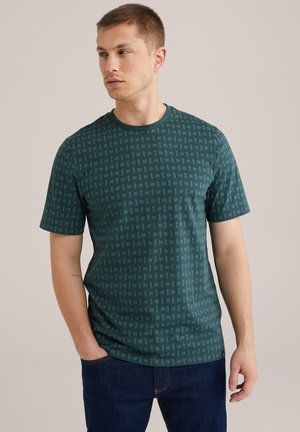 Tricou gri închis cu mâneci scurte, prezentând un model discret de forme geometrice mici. Fabricat dintr-un material moale, cu guler rotund.
