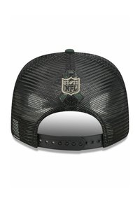 Schwarze Netz-Baseballmütze mit verstellbarem Snapback, ausgestattet mit einem gestickten NFL-Logo auf der Rückseite, strukturiertem Obermaterial und glattem Innenband.