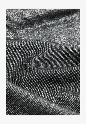 Material negru metalic cu un luciu subtil, prezentând un model de țesătură texturată și accente fine argintii pe întreaga suprafață. Moale și flexibil.