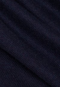 Dunkelblauer gestrickter Stoff mit einer glatten Textur, die subtile Farbvariationen und ein gleichmäßiges Rippmuster aufweist.