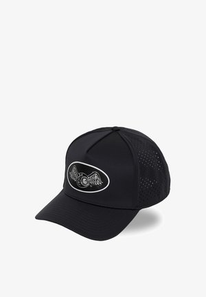 Casquette de baseball noire avec côtés en mesh et un logo d'œil ailé blanc sur le panneau avant.