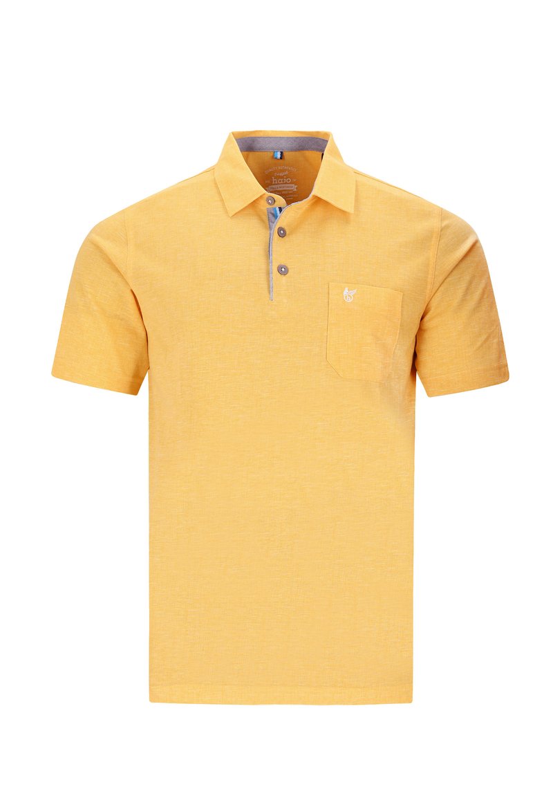 Chemise polo à manches courtes en tissu jaune clair, dotée d'un col gris et de deux boutons, avec une petite poche sur la poitrine gauche.