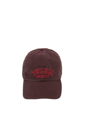 Ciemnobrązowa czapka bejsbolowa z czerwonym haftowanym napisem "TULUM MEXICO" na środku przodu.